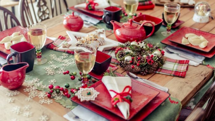 Jak udekorować świąteczny st&oacute;ł? Oto propozycje home&you
