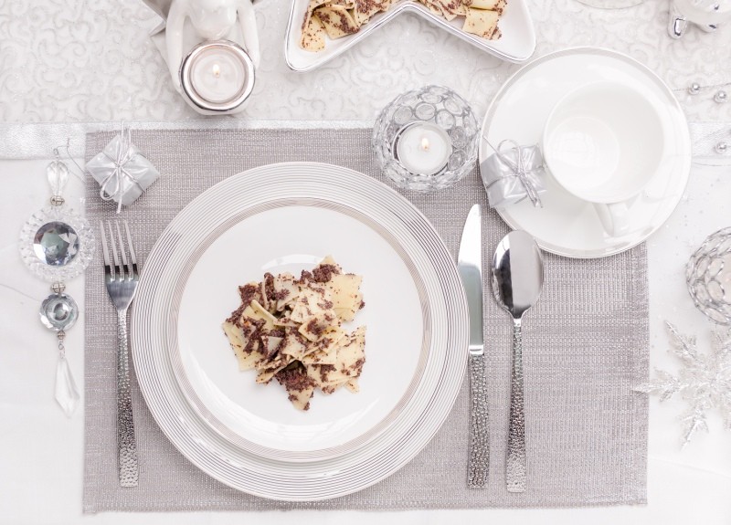 Jak udekorować świąteczny st&oacute;ł? Oto propozycje home&you