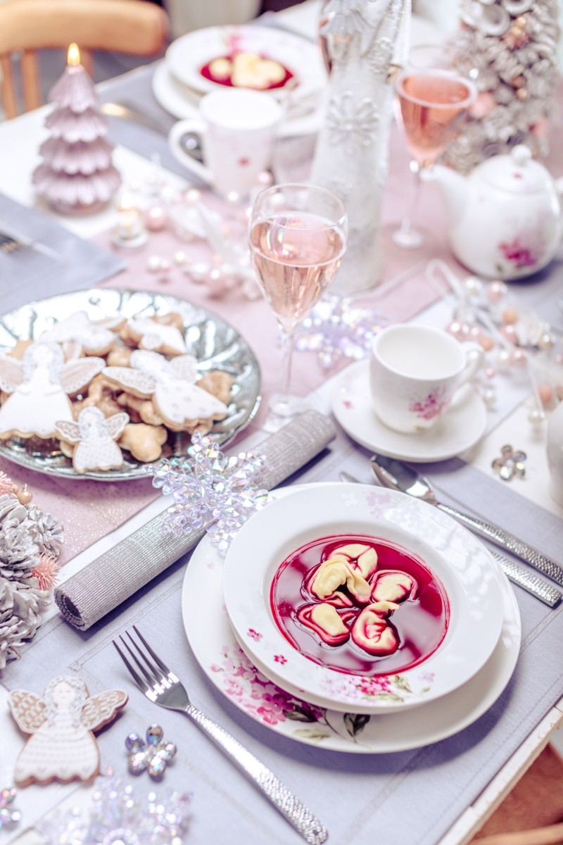 Jak udekorować świąteczny st&oacute;ł? Oto propozycje home&you