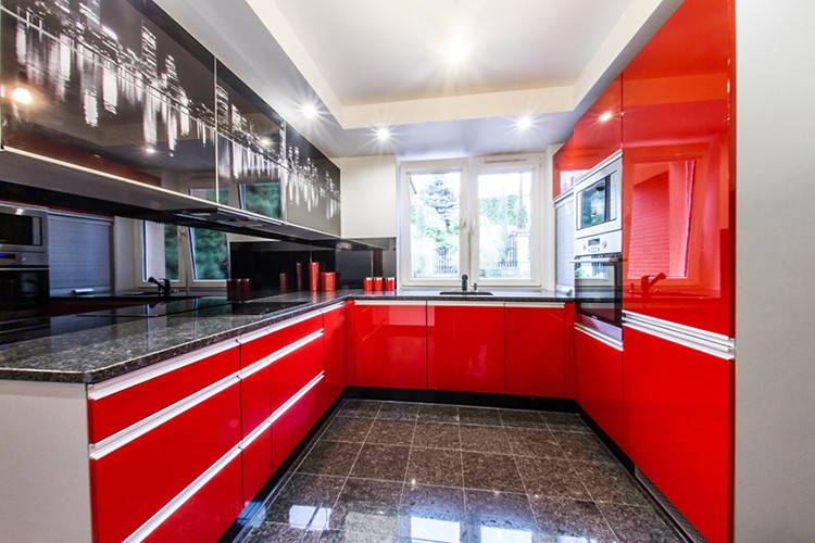 Kolorowe meble do kuchni - czerwone meble do kuchni, fot.: MAX Kuchnie