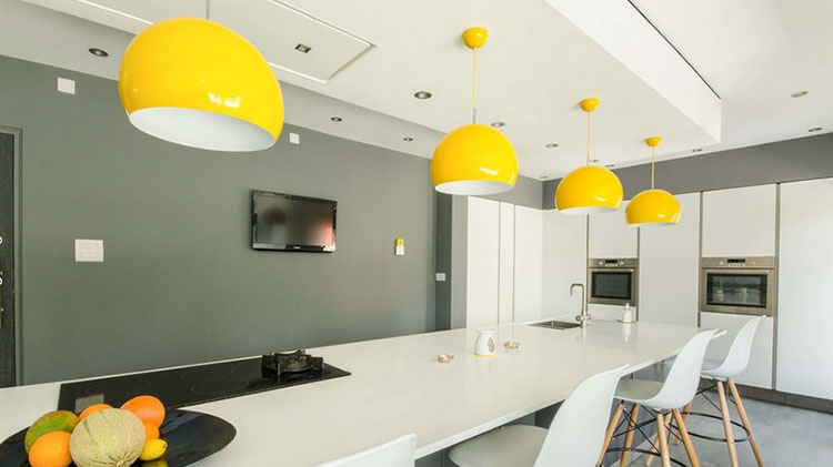 Żółta kuchnia, żółte lampy w kuchni, fot.: Dush Construction