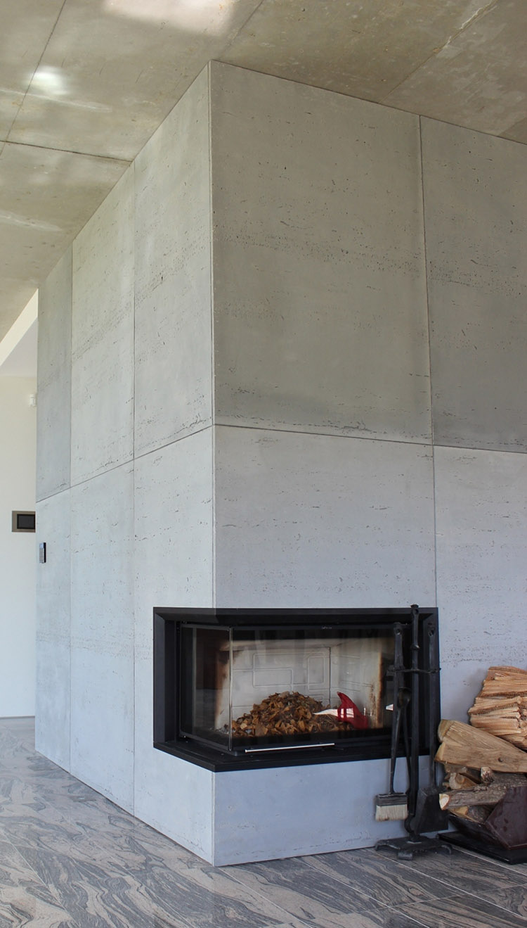 Wnętrza, które mają betonowy look 21 Obudowa kominka z betonu architektonicznego