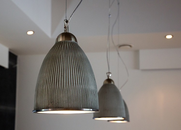 Wnętrza, które mają betonowy look 20 Lampa z betonu