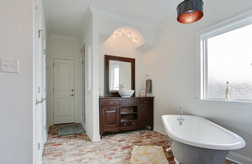 Łazienka z cegłą - zobacz najciekawsze aranżacje, fot.: Decro Development