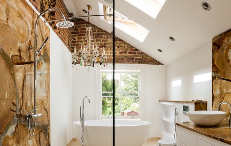 modna łazienka z cegłą, fot.: Tyrell and Laing International