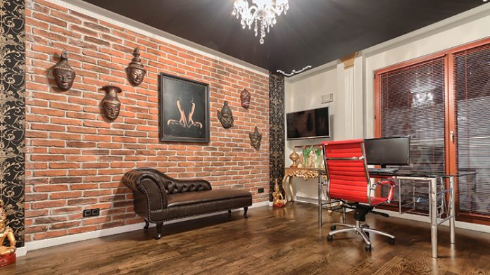 Jak wykorzystać płytki ceglane w salonie? Płytki na ściany, podłogi i parapety od firmy Elkamino Dom