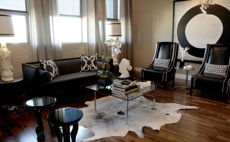 Beżowe ściany w pokoju dziennym, czarne meble, fot.: Atmosphere Interior Design czarny kolor ścian