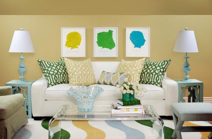 Beżowa ściana w pokoju dziennym, fot.: Tobi Fairley Interior Design beżowy kolor ścian