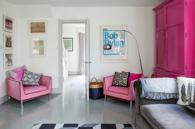 Biała ściana i różowe dodatki, fot.: Gabriel Holland Interior Design modny kolor ścian
