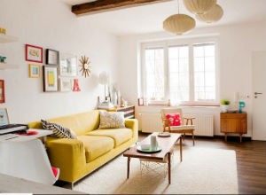 Biała ściana w salonie i żółta kanapa, fot.: Jan Skacelik kolor ścian w salonie żółty