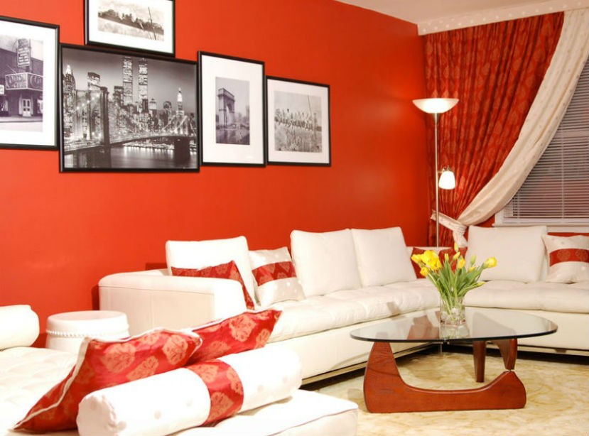 Czerwona ściana w pokoju dziennym, białe meble, fot.: Marie Burgos Design kolor ścian w pokoju dziennym