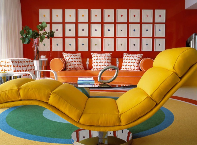 Czerwona ściana w pokoju dziennym, fot: Anthony Baratta kolor ścian w salonie moda