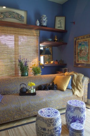 Niebieska ściana w pokoju dziennym, fot.: Jane Ellison niebieski kolor ścian