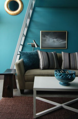 Niebieska ściana w pokoju dziennym, fot.: MJ Lamphier błękitny kolor ścian