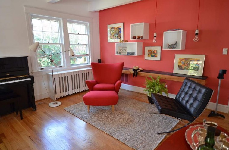 Czerwona ściana w pokoju dziennym, fot.: Nicole Lanteri kolor ścian w salonie czerwień