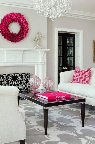 Jasny odcień szarości na ścianie w salonie, fot.: Martha Ohara Interiors jasny kolor ścian