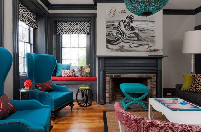 Szara ściana w pokoju dziennym, niebieskie dodatki, fot.: Rachel Reider Interiors Ciemno szary kolor ścian