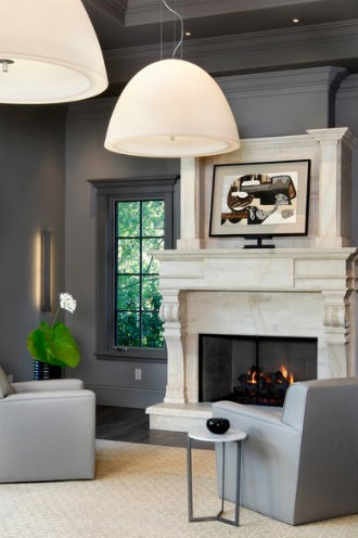 Ciemny odcień szarości na ścianie w salonie, fot.: Bernard Andre Photography Ciemny kolor ścian