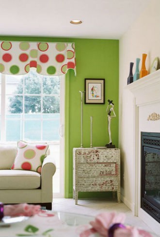 Intensywna zieleń w pokoju dziennym, fot.: American&International Designs kolor ścian intensywna zieleń