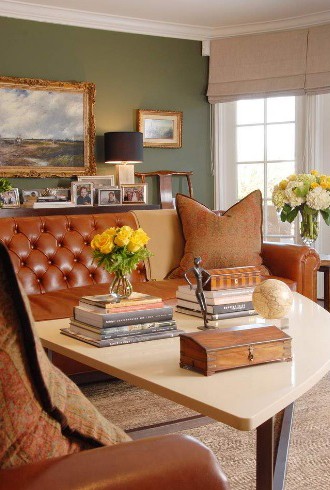 Zielona ściana w pokoju dziennym, fot.: Anete English kolor ścian w pokoju