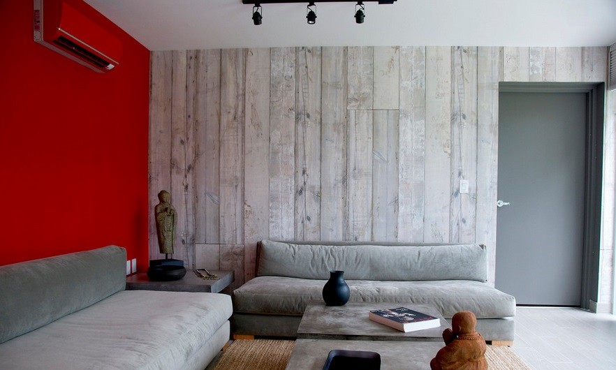 Czerwona ściana za kanapą w pokoju dziennym, fot.: Dot Design Group kolor ścian przy kanapie