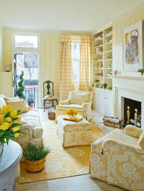 Żółta ściana w pastelowym pokoju dziennym, fot.: Mary Douglas Drysdale pastelowy kolor ścian