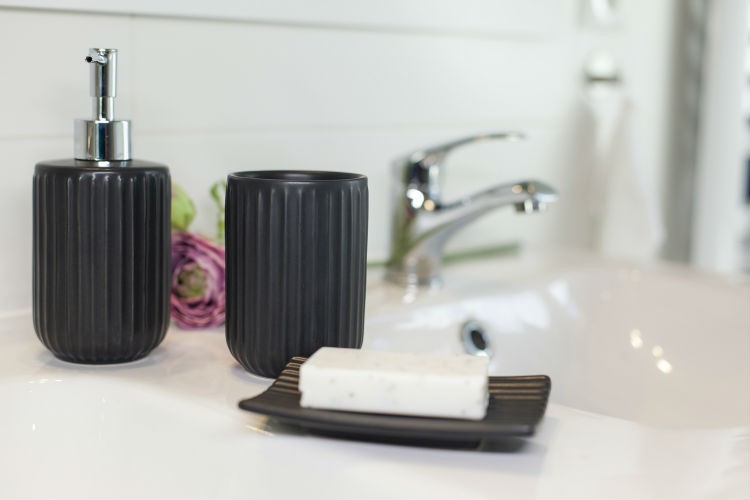 Czarne akcesoria do aranżacji łazienki