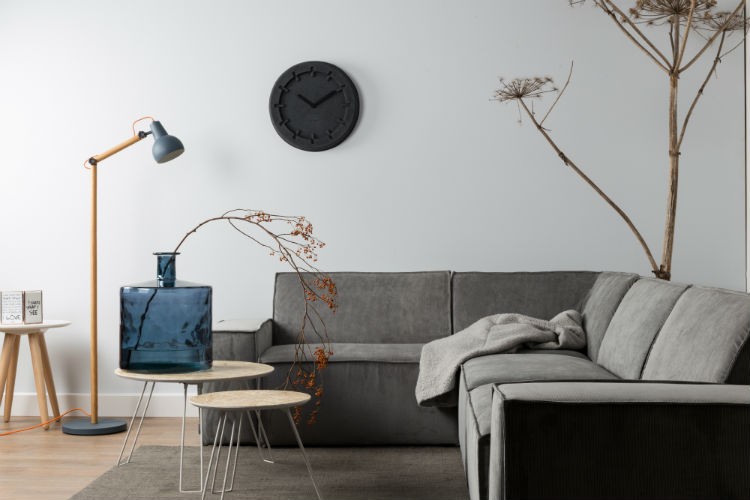 Zegar Pulp Time i stolik OSB od Zuiver.Dystrybutor Le Pukka Concept Store.