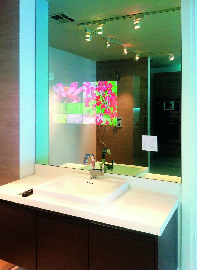 Pilkington MirroView™ − po drugiej stronie lustra 3 Pilkington Mmirroview imitacja telewizora