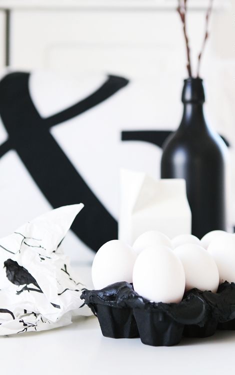 minimalistyczne dekoracje pisanki i poduszka