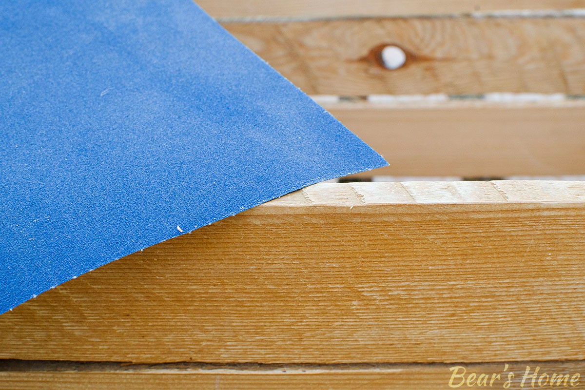 Biała skrzynia drewniana