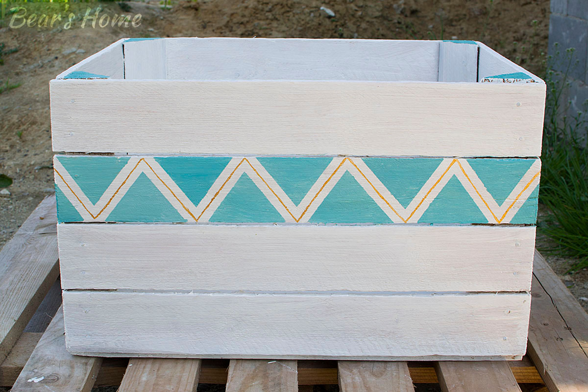 Biała skrzynia we wzory