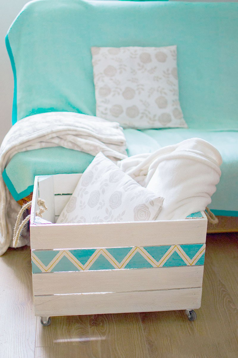 Biała drewniana skrzynia