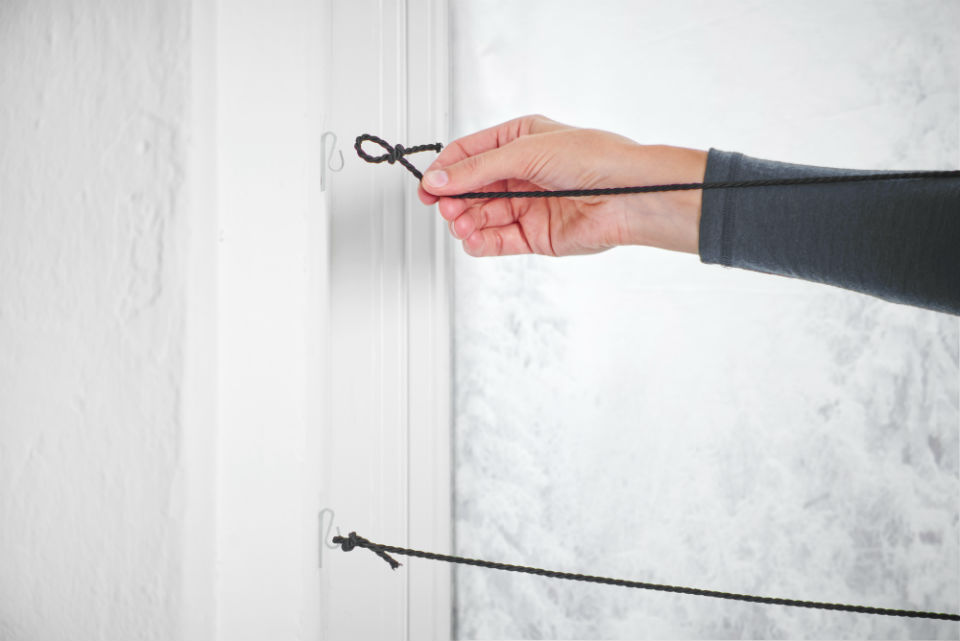 Kalendarz adwentowy przyczepianie sznurka do okna