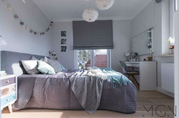 Kinkiety świetlna girlanda trzy lampy wiszące żarówki otaczające lustro nad toaletką - w tej sypialni postawiono na zróżnicowane oświetlenie