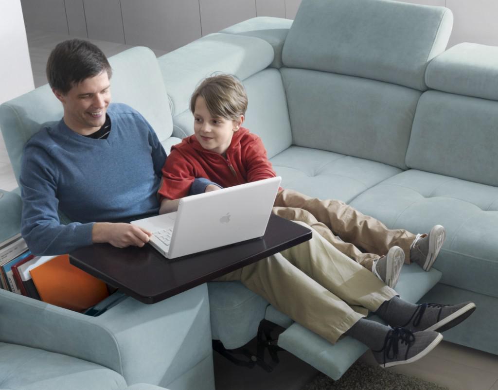 Narożnik Belluno z funkcją relaksu i barem z ruchomym blatem