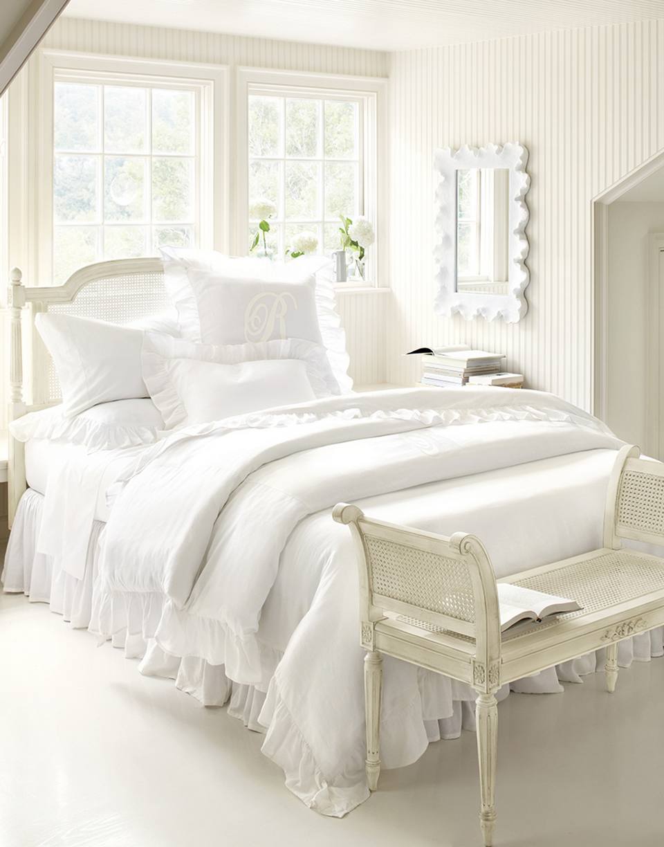klasyczna biała sypialnia
