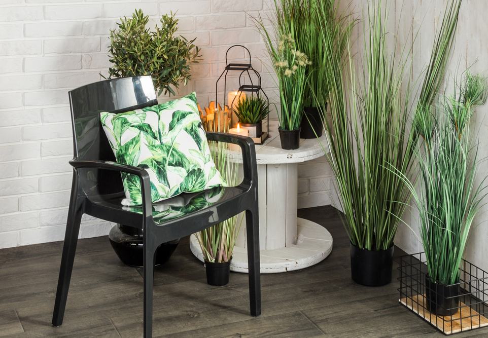 Salon pod gołym niebem. Urządź swój balkon i taras 9 aranzacja balkonu