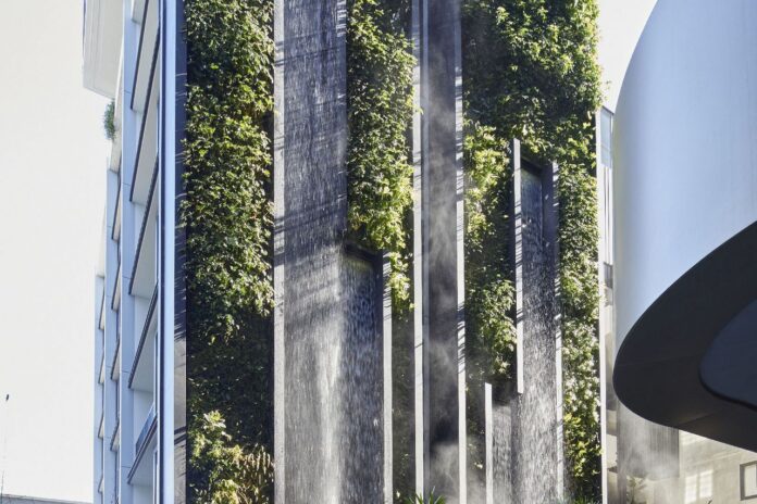 wodospad na fasadzie budynku