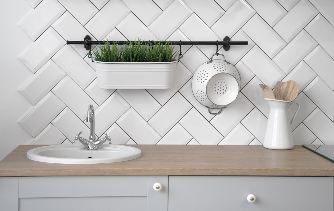 Zlew ceramiczny w kuchni – do jakich wnętrz pasuje? 1 AdobeStock 269278555